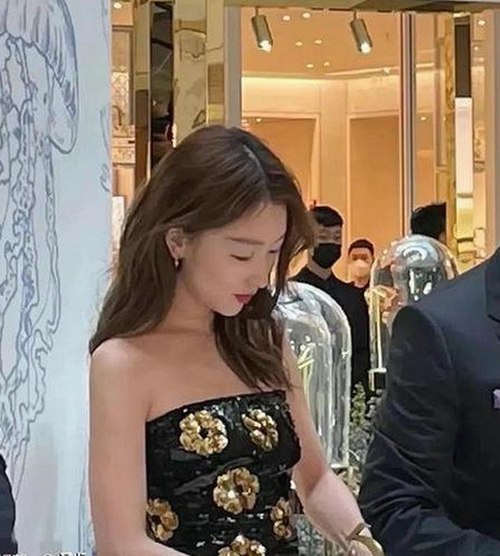 2026开年大瓜！司晓迪自曝睡遍顶流引发热议，明星工作室集体辟谣