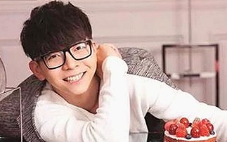 王俊凯直播吃瓜热议,蔡徐坤网红表情成微博新宠